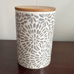 Pfaltzgraff ceramic gray floral canister 6 1/2” with wood lid w/seal